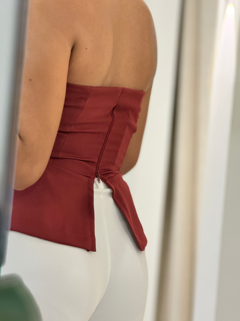 BLUSA STRAPLE ABERTURA VINO TINTO